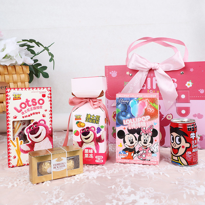 Cartoon Strawberry Bear Baby Set di souvenir a mano per bambini personalizzato con il tuo logo