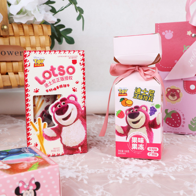 Cartoon Strawberry Bear Baby Set di souvenir a mano per bambini personalizzato con il tuo logo