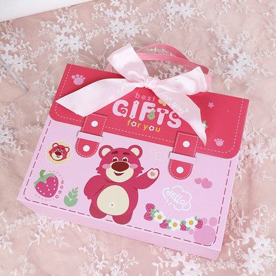 Cartoon Strawberry Bear Baby Set di souvenir a mano per bambini personalizzato con il tuo logo
