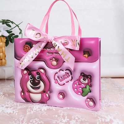 Unico cartone animato orso di fragole bambini felici bambino ricordo a mano ideale per i collezionisti