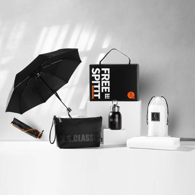 Set di viaggio in quattro pezzi per la festa del padre, con ombrello, borsa e asciugamano.