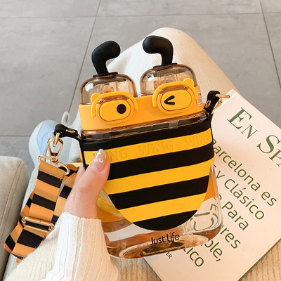 Idea regalo per il benessere dei dipendenti Cute Bee Plastic Straw Cup con back strap e logo personalizzato