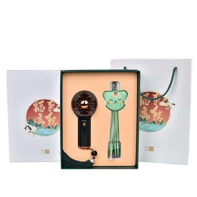 Stampa su tela di seta - Scatola regalo per affari chic con piccolo ventilatore e linea di dati per gatti Zhaocai
