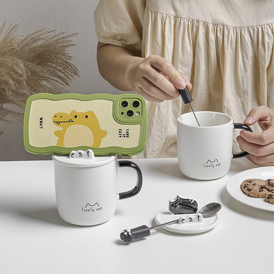 Idee regalo per dipendenti Cartoon Cat Water Cup con coperchio di cucchiaio in ceramica e portatelefoni