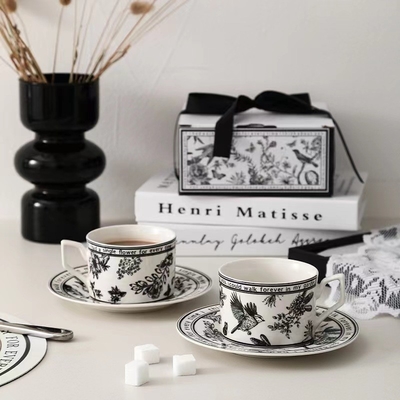 Aggiungi un po'di colore ai tuoi regali con questo set di tazze e piatti in stile francese retrò
