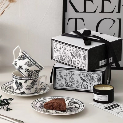 Aggiungi un po'di colore ai tuoi regali con questo set di tazze e piatti in stile francese retrò
