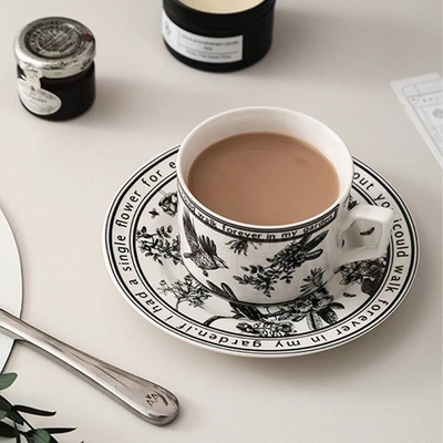 Aggiungi un po'di colore ai tuoi regali con questo set di tazze e piatti in stile francese retrò