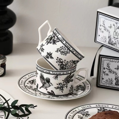 Aggiungi un po'di colore ai tuoi regali con questo set di tazze e piatti in stile francese retrò