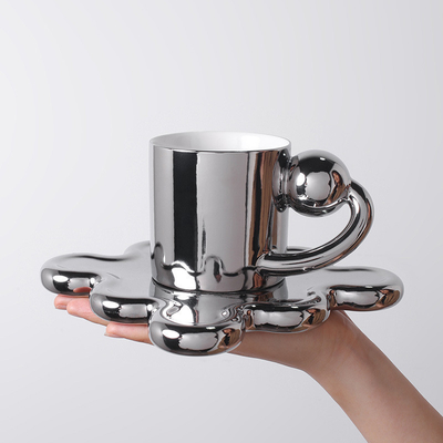 Porta un tocco di creatività alla tua collezione di tazze con questo set di tazze Planet