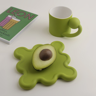 Porta un tocco di creatività alla tua collezione di tazze con questo set di tazze Planet