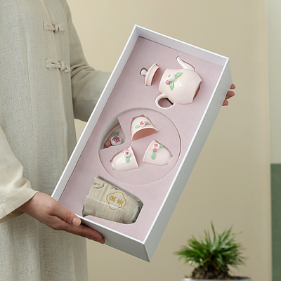 Set di tè in ceramica rosa perfetto per l'ora del tè delle donne nel giorno della dea
