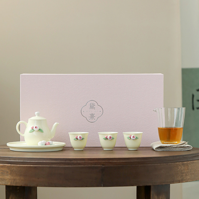 Set di tè in ceramica rosa perfetto per l'ora del tè delle donne nel giorno della dea