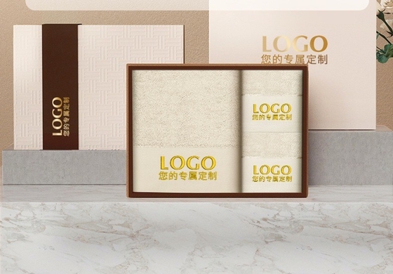 Asciugamano e asciugamano da bagno a tre pezzi in scatola regalo