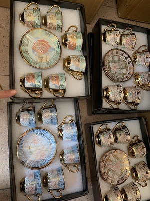 Set in ceramica stampata a vetro di seta in stile europeo con tazza e piatto di caffè placcati in oro