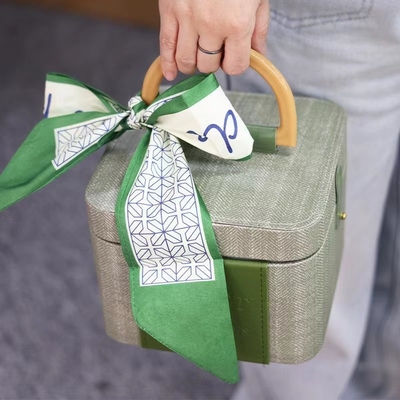 Set di combinazione portatile di attività femminile con stampa a colori in hotel e resort