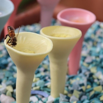Dispensatore d'acqua per abbelli da colibrì alimentato con bicchiere di alimenti in resina per giardino esterno