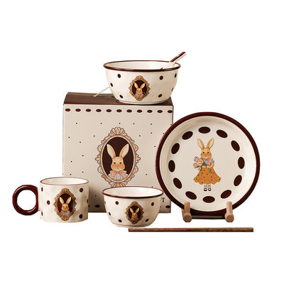 Serramenti in ceramica di coniglio per l'occasione di Pasqua