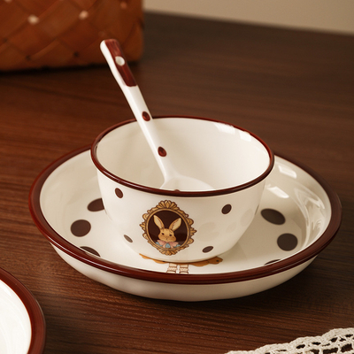 Serramenti in ceramica di coniglio per l'occasione di Pasqua
