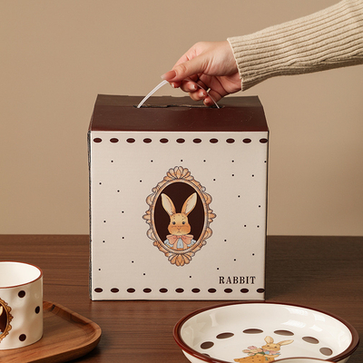 Serramenti in ceramica di coniglio per l'occasione di Pasqua