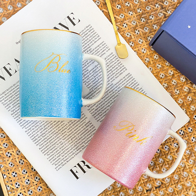 Rendi speciale il suo giorno con questa tazza in ceramica e questo set regalo di asciugamani in stile creativo.