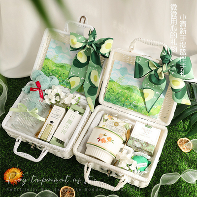 Set regalo per regali personalizzati... souvenir freschi in cesto di rotino per ogni giorno