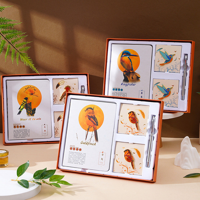 Personalizza Good Luck Bird Gift Box Set Notebook Brooches e penna per il Business Gifting