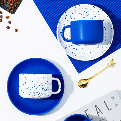 Esquisito set di tazze e piatti per la stampa di logo personalizzati in ceramica blu Klein