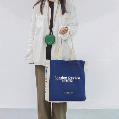 Instagram Art Canvas Shoulder Bag: un must per chi ama la moda e l'arte