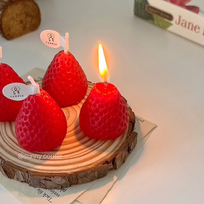 Aggiungi un po'di colore alla tua scrivania con questa candela di aromaterapia a fragole personalizzabile