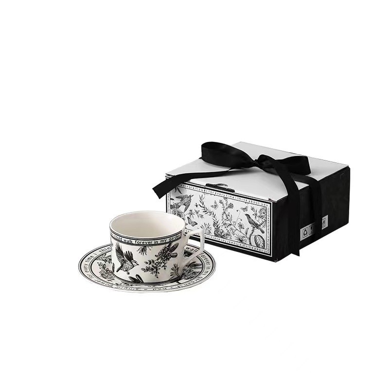 Aggiungi un po'di colore ai tuoi regali con questo set di tazze e piatti in stile francese retrò