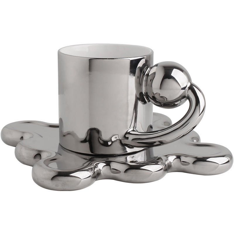 Porta un tocco di creatività alla tua collezione di tazze con questo set di tazze Planet