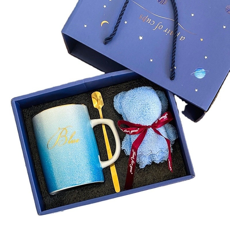 Rendi speciale il suo giorno con questa tazza in ceramica e questo set regalo di asciugamani in stile creativo.
